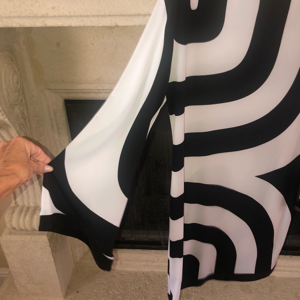 SOHO Apparel Long Slv Bold Black &White Abstract Optical Pattern Shift Midi Drss - Picture 4 of 7